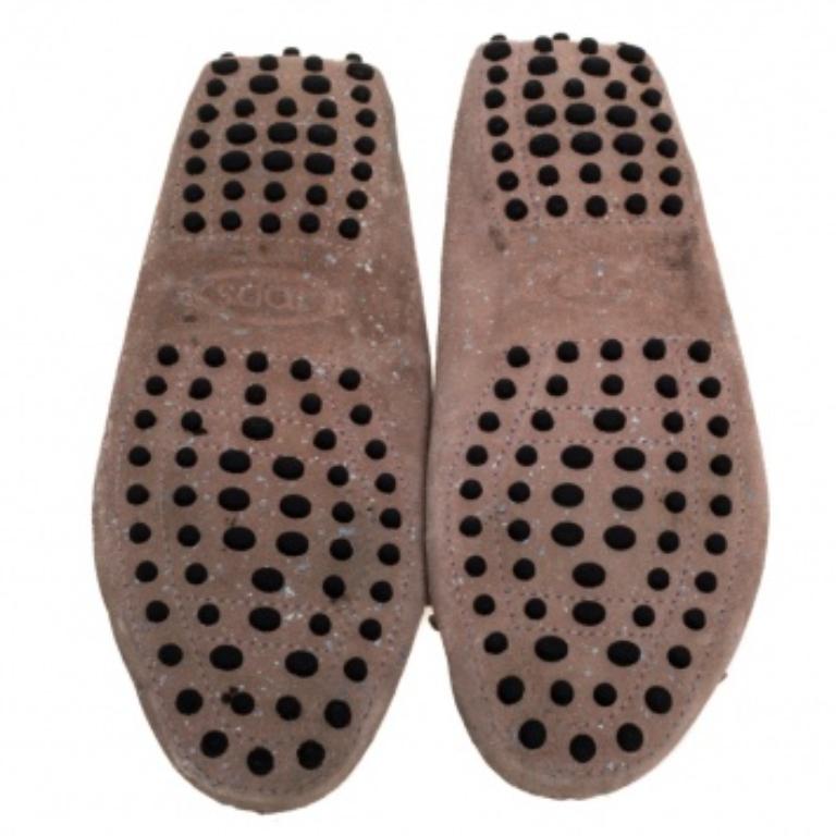 Tod's Pink Suede And Silver Paint Spot Bow Loafers Size 37.5 In Fair Condition For Sale In Dubai, Al Qouz 2
