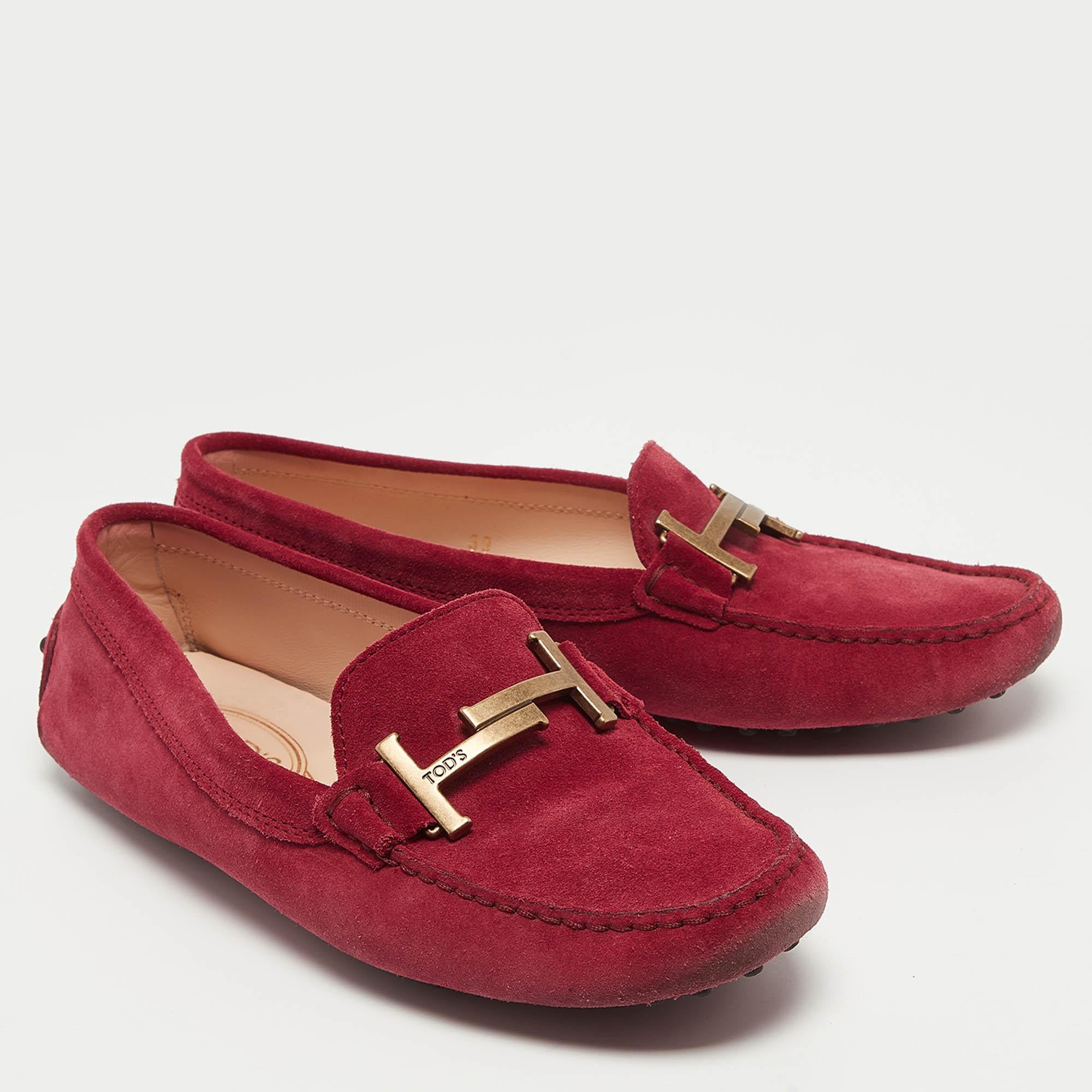 Tod's - Mocassins en daim rose à double boucle en T - Taille 39 Bon état - En vente à Dubai, Al Qouz 2