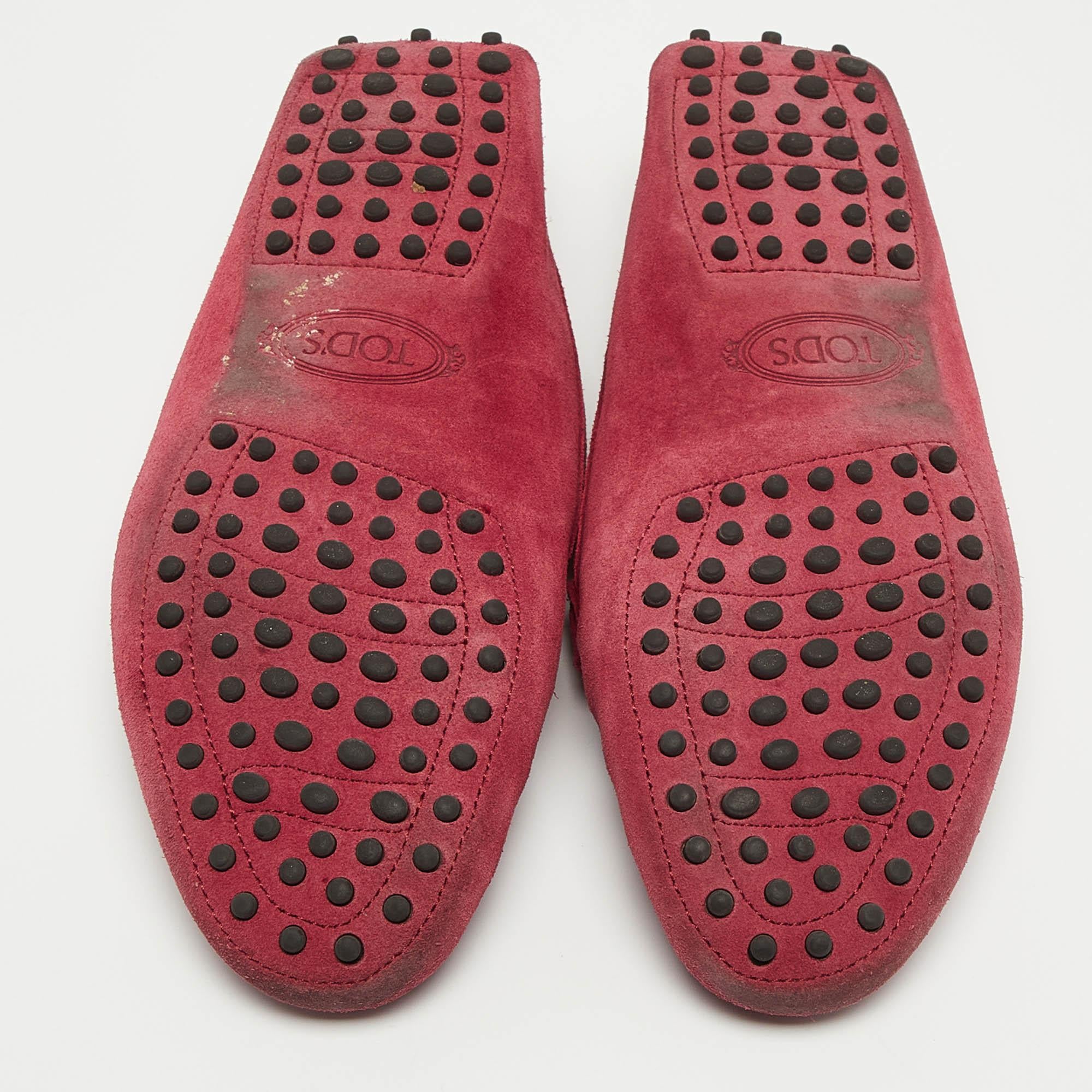 Tod's - Mocassins en daim rose à double boucle en T - Taille 39 en vente 1