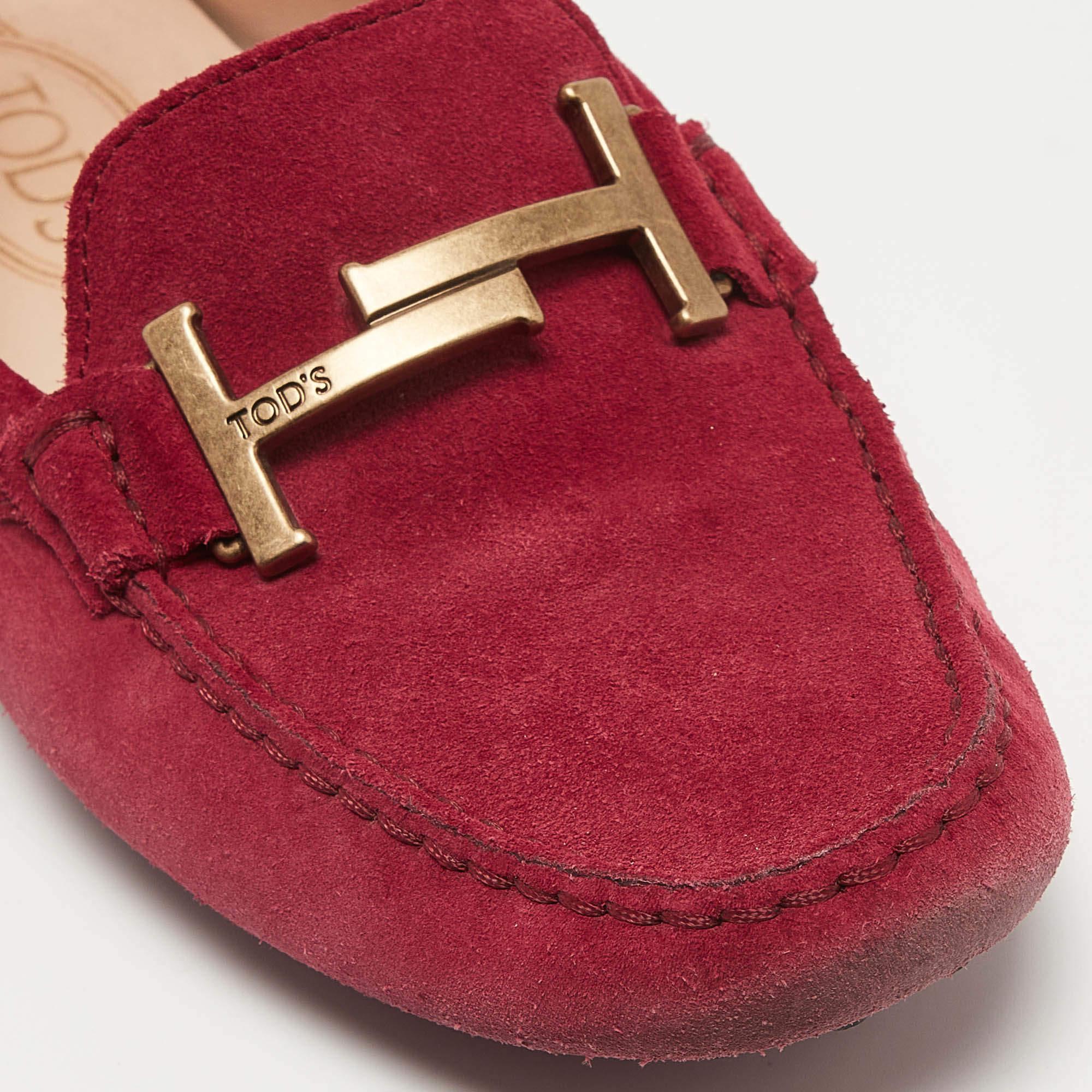 Tod's - Mocassins en daim rose à double boucle en T - Taille 39 en vente 2