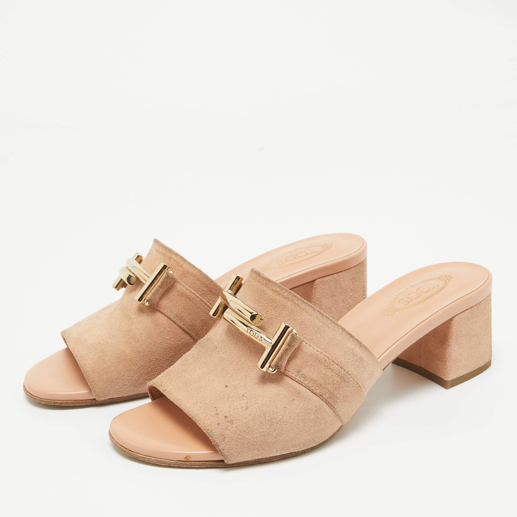 Questi sandali incorniceranno i tuoi piedi in modo elegante. Realizzate con materiali di qualità, presentano un design di classe e solette confortevoli.