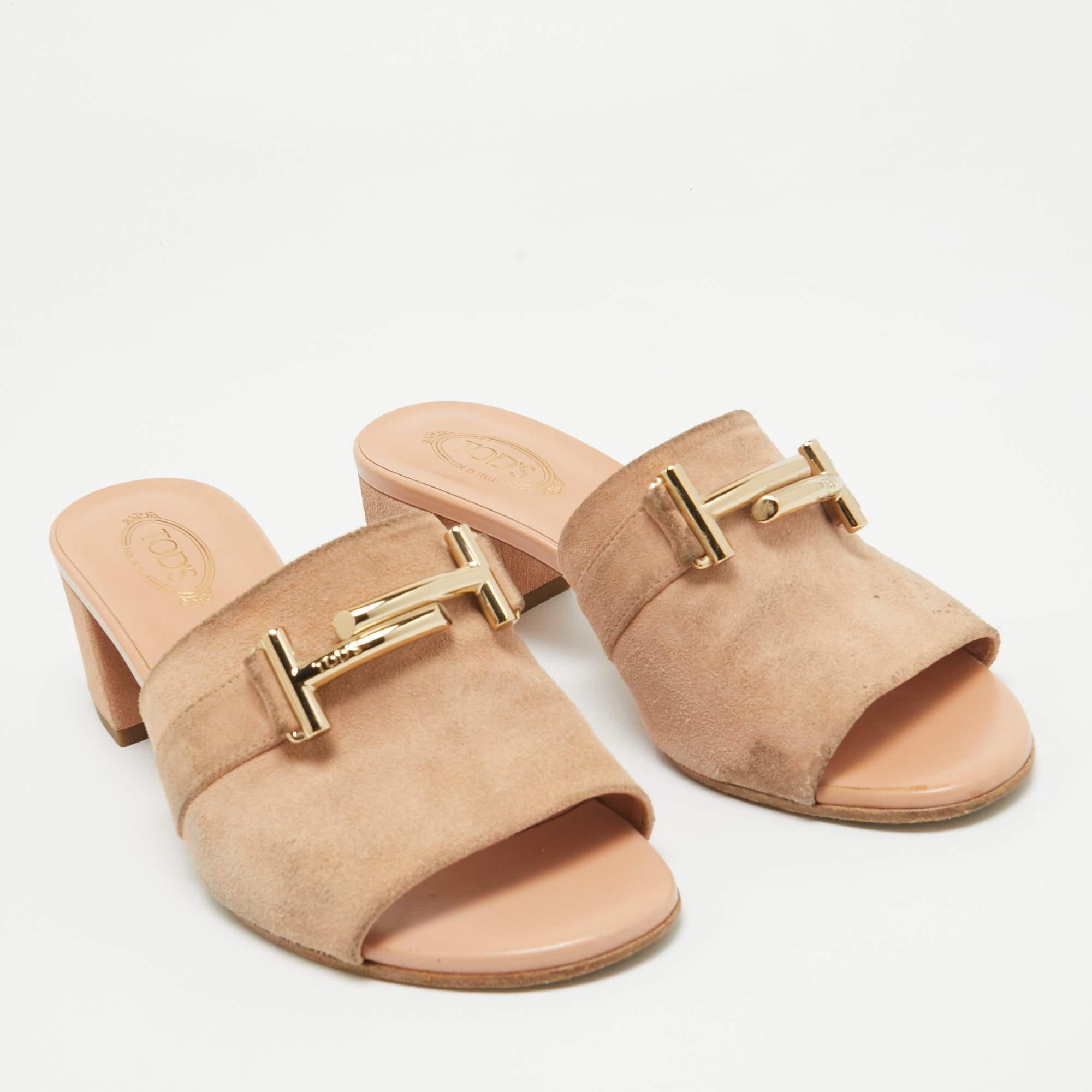 Sandali Tod's in camoscio rosa con doppia fibbia a T Taglia 36 In condizioni discrete in vendita a Dubai, Al Qouz 2