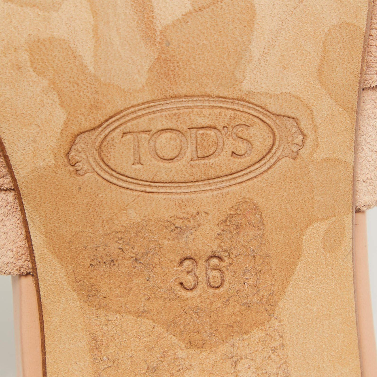 Sandali Tod's in camoscio rosa con doppia fibbia a T Taglia 36 in vendita 3