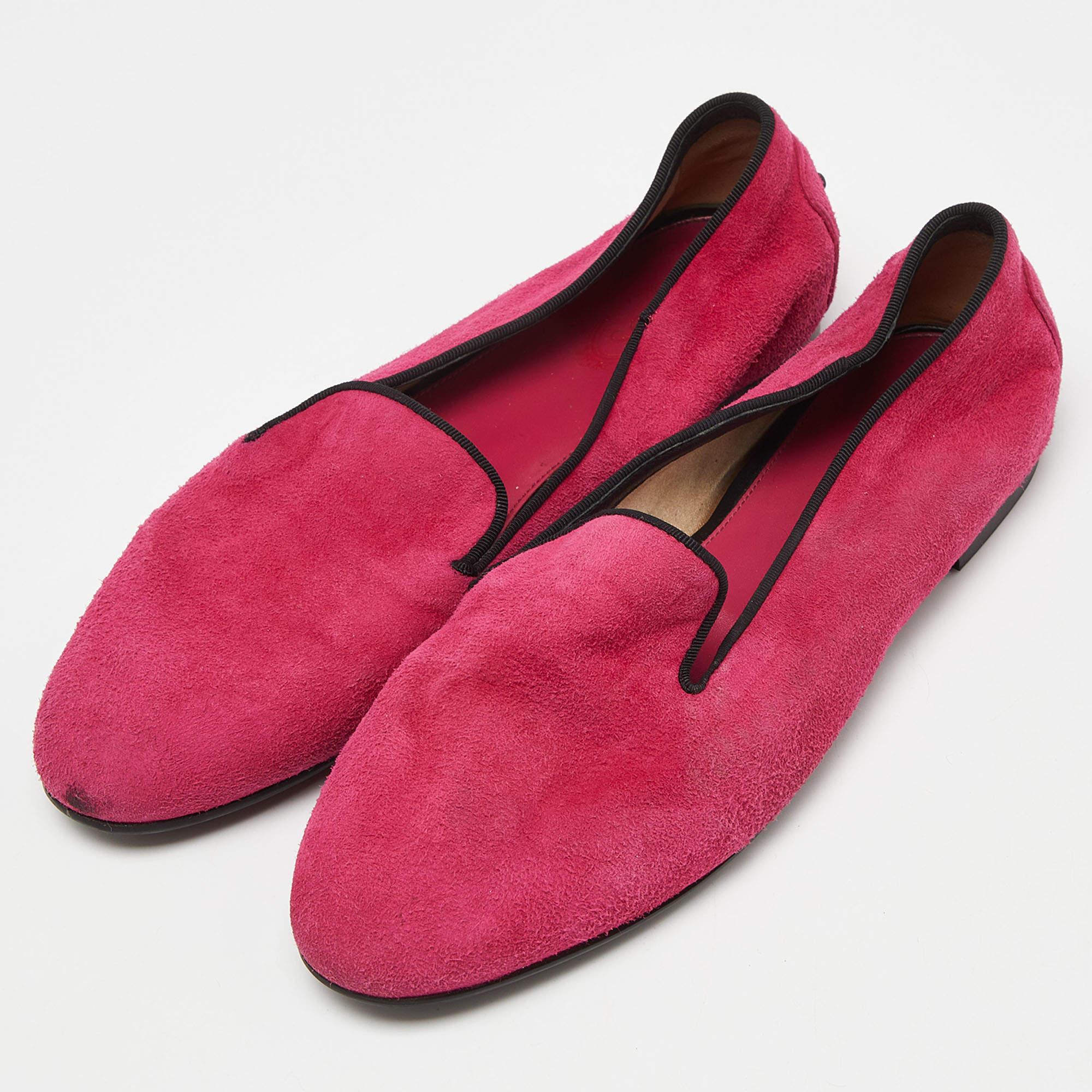 Perfetto connubio tra lusso, stile e comfort, queste pantofole da fumo di design sono realizzate con materiali di qualità e possono essere abbinate a una serie di am designs del tuo guardaroba.