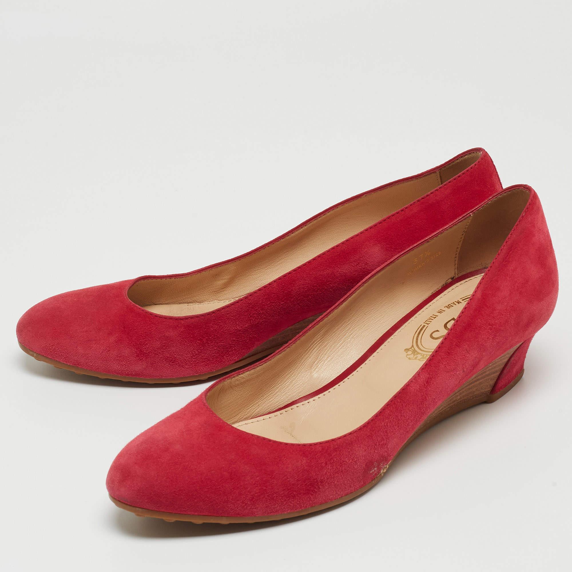 Make a chic style statement with these designer pumps. They showcase sturdy heels and durable soles perfect for your fashionable outings