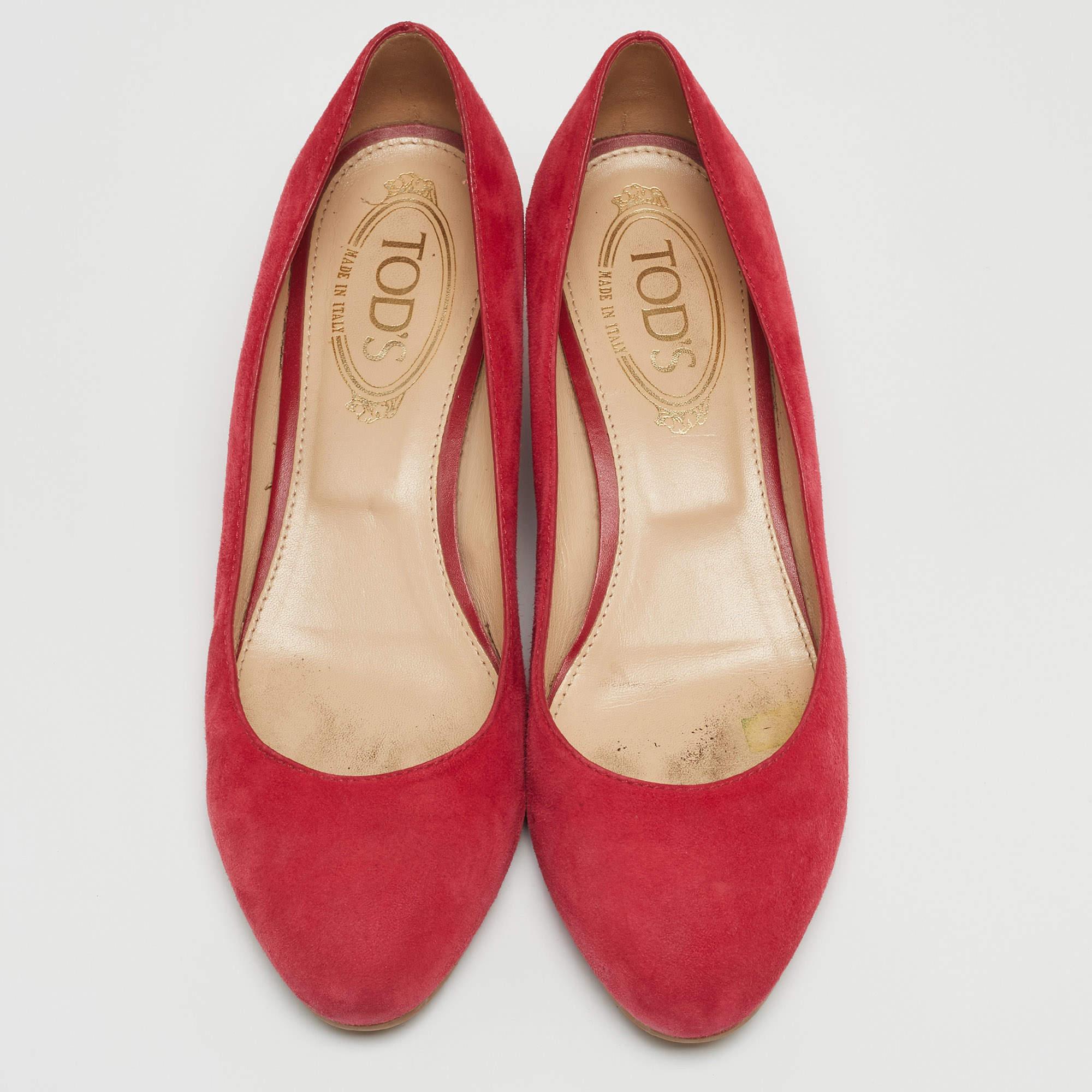 Tod's Pink Suede Wedge Pumps Size 37.5 In Fair Condition For Sale In Dubai, Al Qouz 2