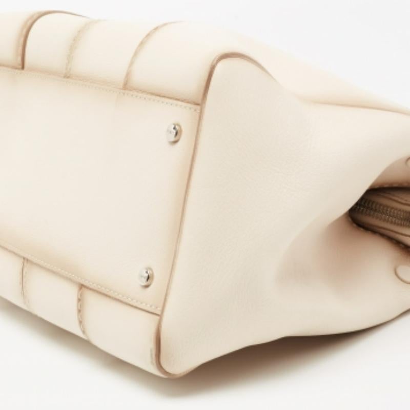 Les créations de Tod's sont d'une élégance intemporelle, où la qualité suprême se marie au flair italien. Ce fourre-tout reflète la maîtrise de la marque dans la création d'accessoires vraiment désirables et exceptionnels. Fabriqué en cuir, il est