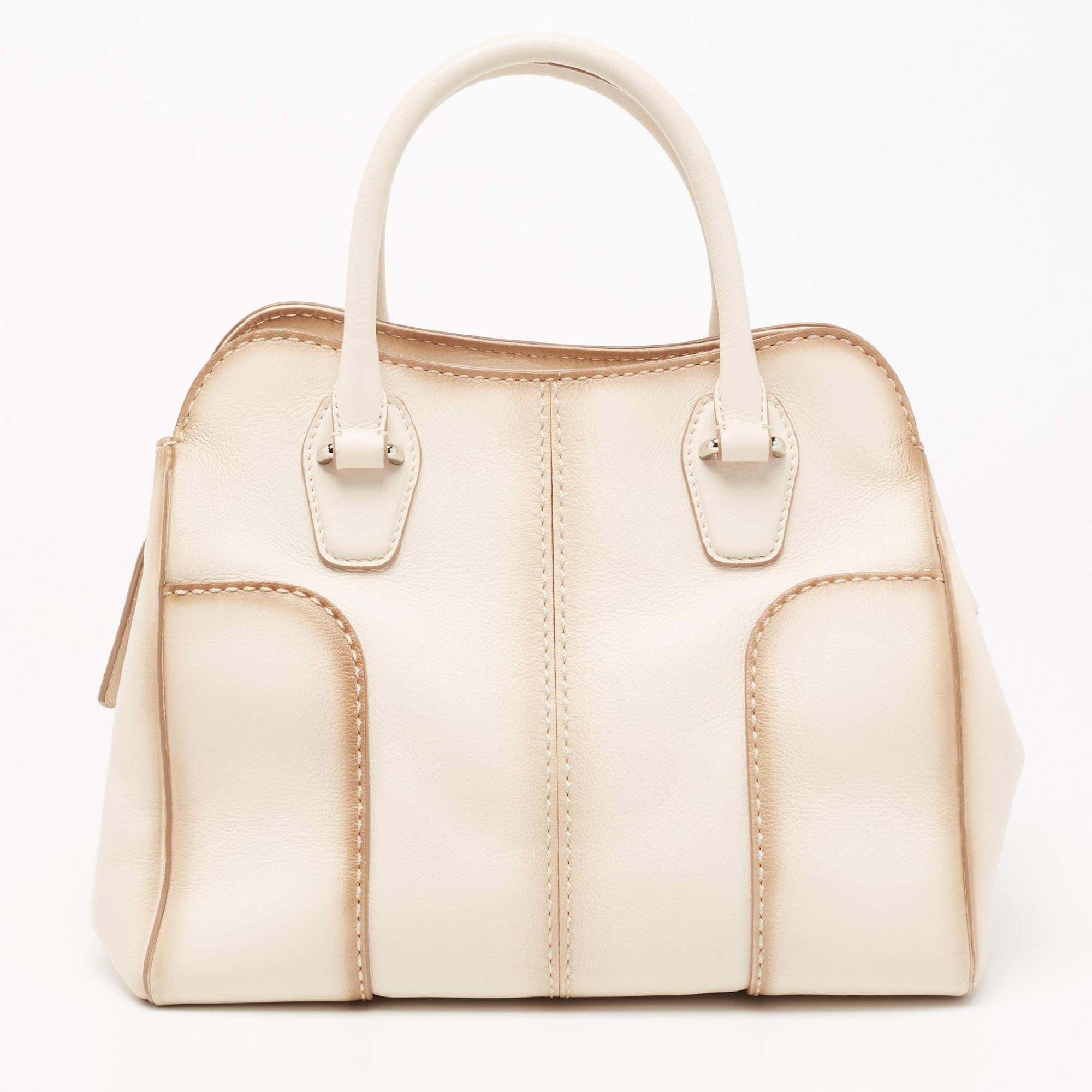 Tod's designs come with a timeless elegance where supreme quality marries with Italian flair. This tote reflects the brand's mastery in creating truly desirable and exceptional accessories. Made from leather, it is filled with functional details and