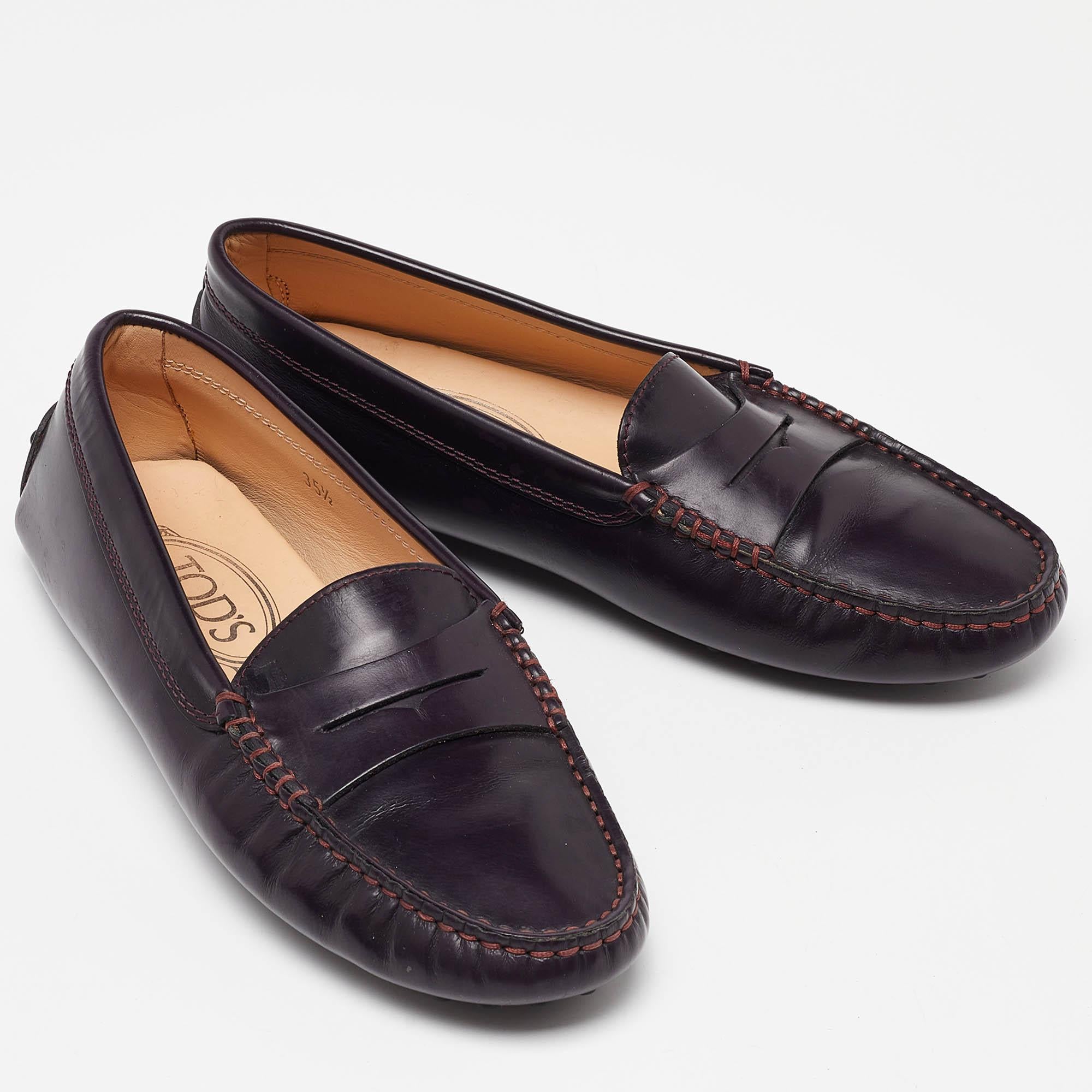 Tod's Purple Leather Detail Penny Loafers Size 35.5 In Good Condition For Sale In Dubai, Al Qouz 2