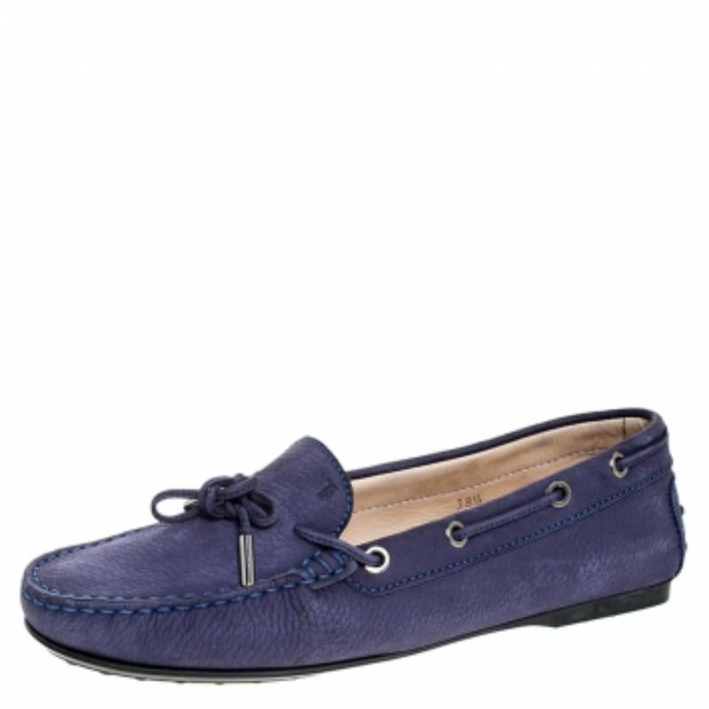 Alliant style et confort, cette paire de mocassins signée Tod's s'ajoutera à votre collection de chaussures. Elles ont été confectionnées en cuir nubuck violet et sont ornées d'un nœud sur l'empeigne. Les semelles intérieures en cuir et les semelles