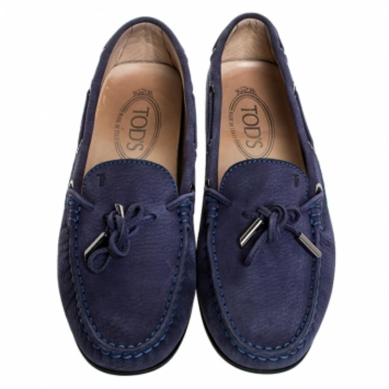 Tod's Purple Nubk Leather Bow Gommino Loafers Size 38.5 Bon état - En vente à Dubai, Al Qouz 2