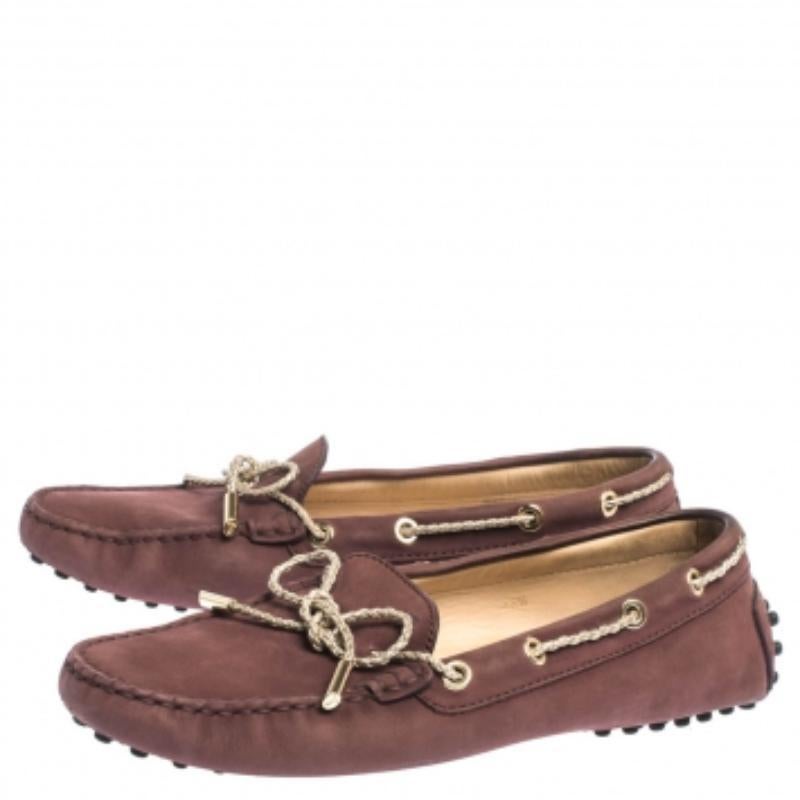 Tod's Mocassins à nœud en cuir violet et or, taille 38,5 Bon état - En vente à Dubai, Al Qouz 2