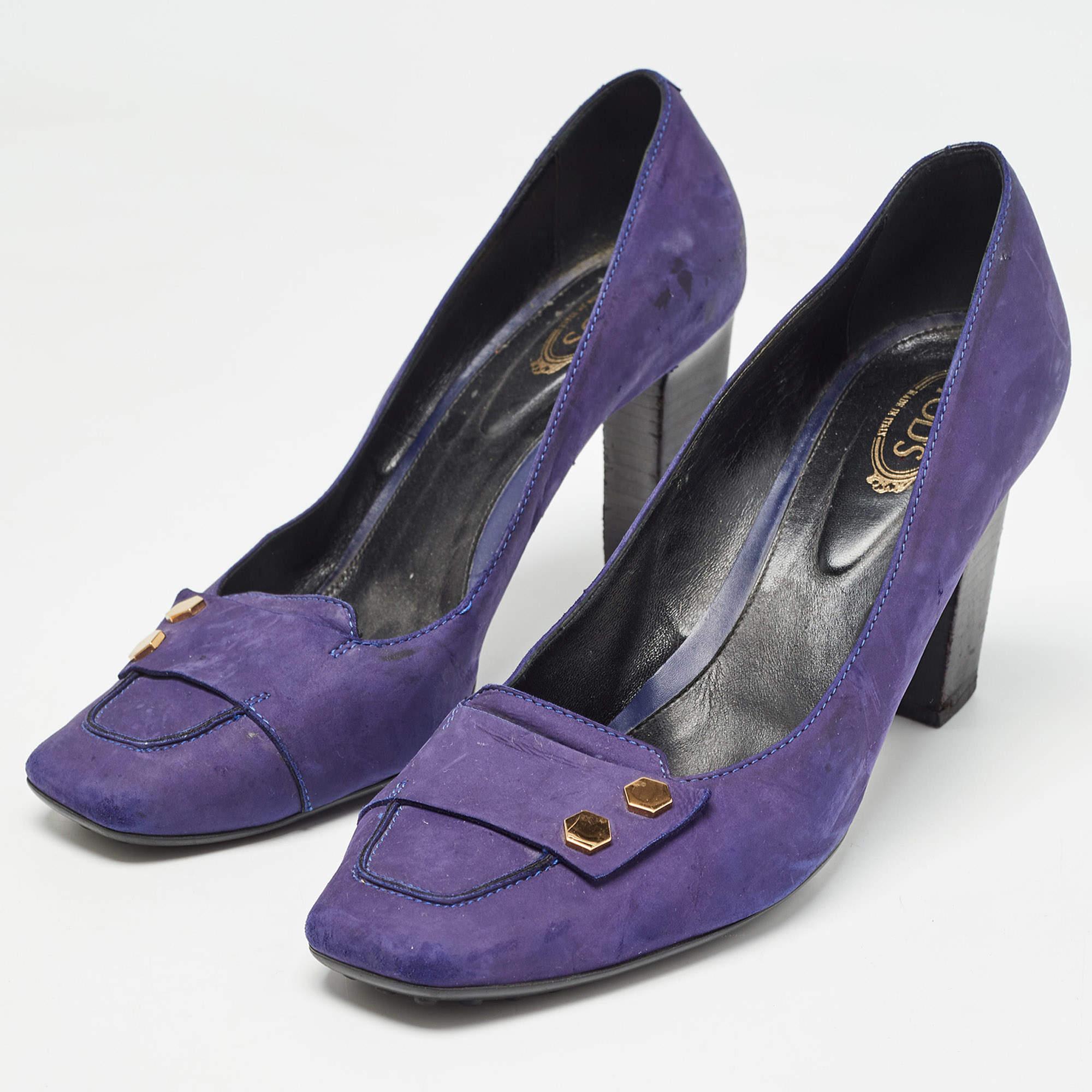 Make a chic style statement with these designer pumps. They showcase sturdy heels and durable soles perfect for your fashionable outings
