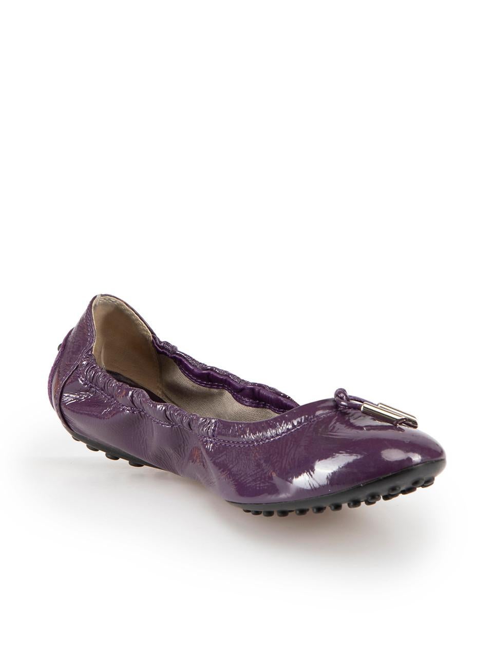 L'ÉTAT est bon. Les chaussures plates présentent une usure mineure. Léger ternissement du cuir et légères entailles sur les orteils en raison des glands sur le devant des chaussures, ainsi que légers plis et décoloration du logo sur les semelles