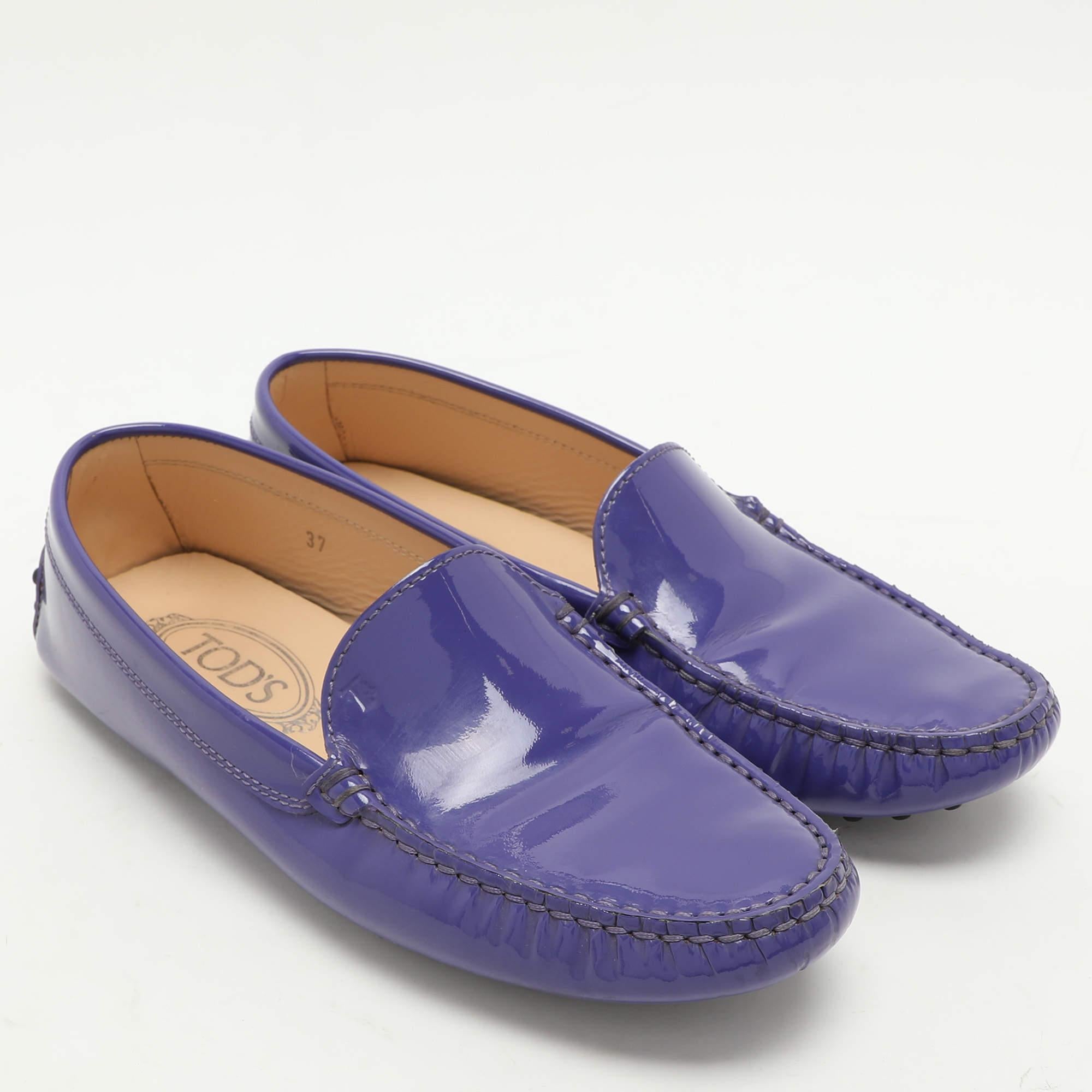Tod's Mocasines Slip On de charol morado talla 37 en Bueno estado para la venta en Dubai, Al Qouz 2