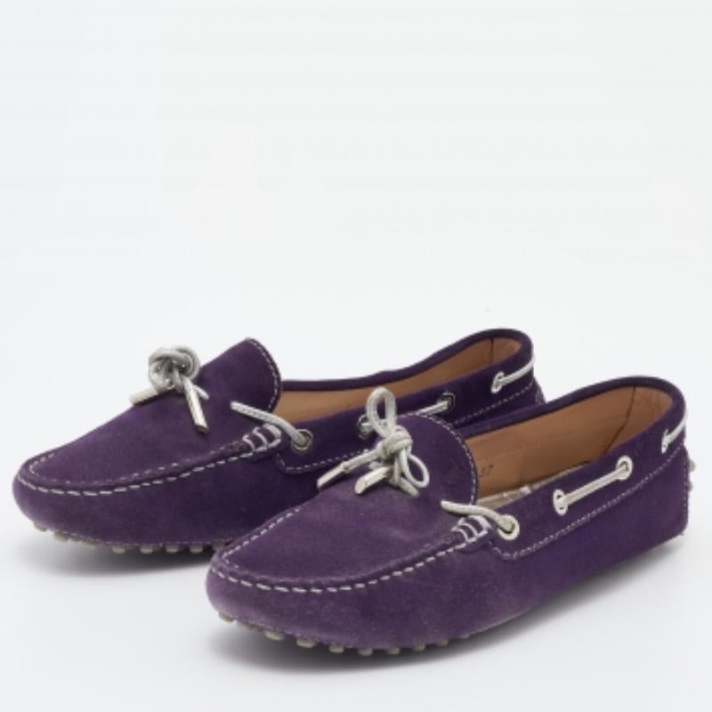Avec ces mocassins Tod's, le confort et le style sont garantis. Confectionnées en daim et en cuir, elles présentent un corps violet-argenté et reposent sur des semelles résistantes.