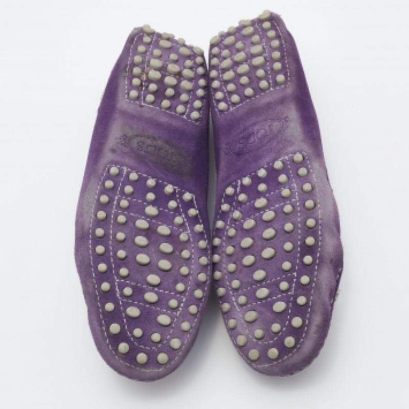 Tod's - Mocassins en daim et cuir avec nœud violet/argenté, taille 37 État moyen - En vente à Dubai, Al Qouz 2