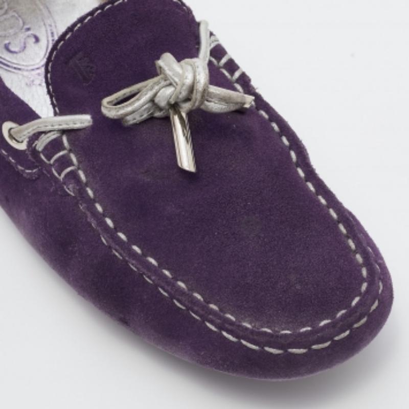 Tod's - Mocassins en daim et cuir avec nœud violet/argenté, taille 37 Pour femmes en vente