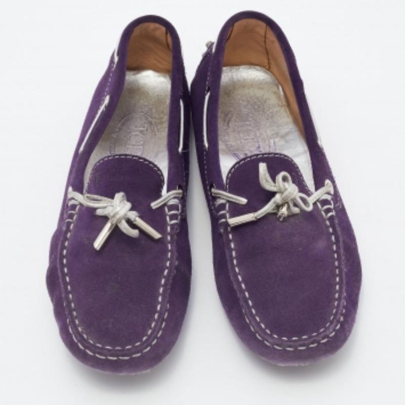 Tod's - Mocassins en daim et cuir avec nœud violet/argenté, taille 37 en vente 2