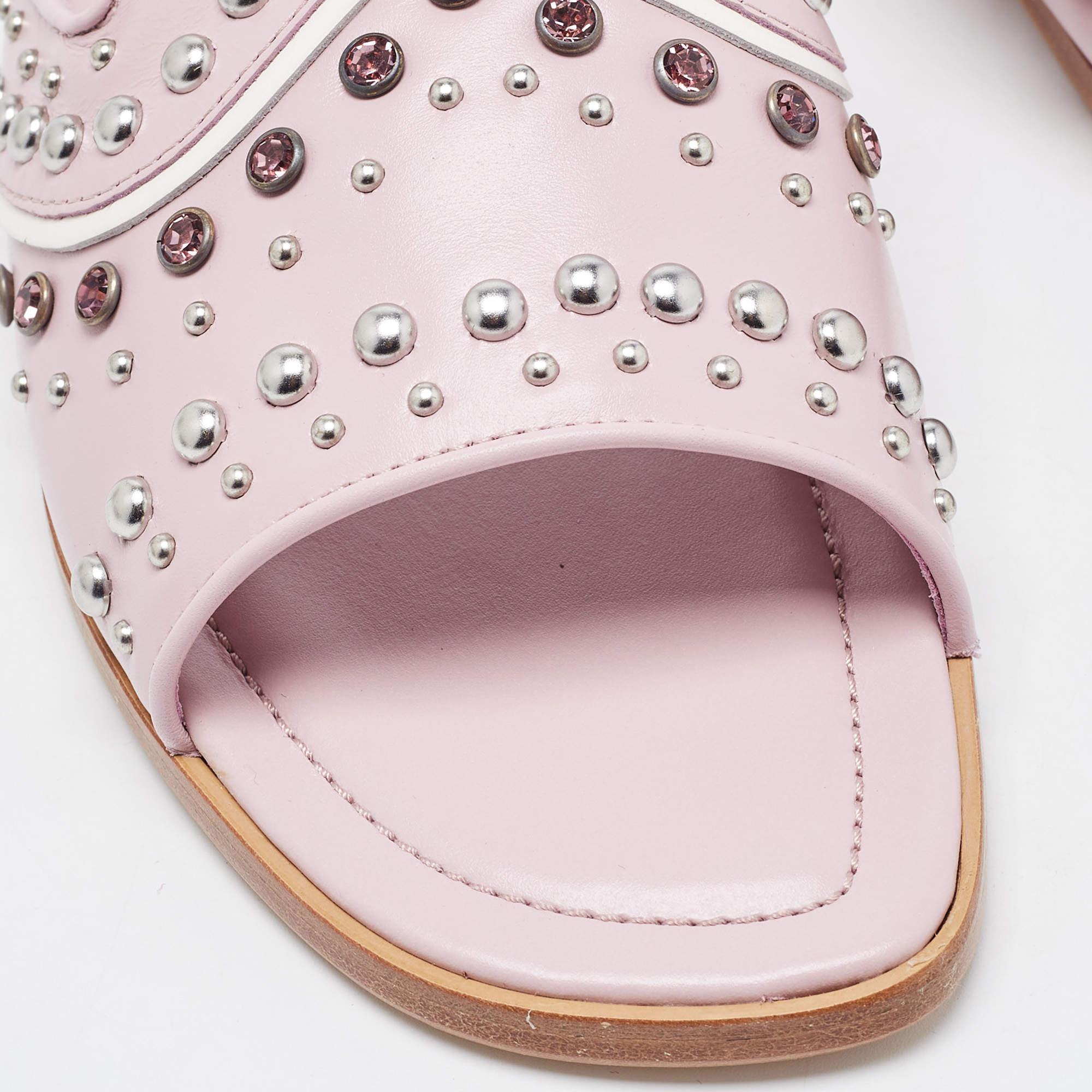 Tod's - Chaussures plates à bout ouvert en cuir clouté violet, taille 37,5 en vente 2