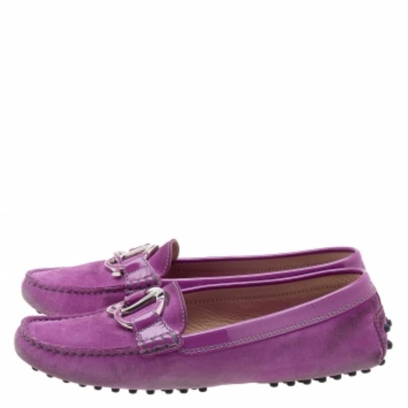 Fonctionnelles et élégantes, les collections de Tod's capturent la finesse nonchalante et sans effort de la femme moderne. Confectionnés en daim et en cuir verni dans une teinte violette, ces mocassins sont si confortables que vous ne voudrez plus