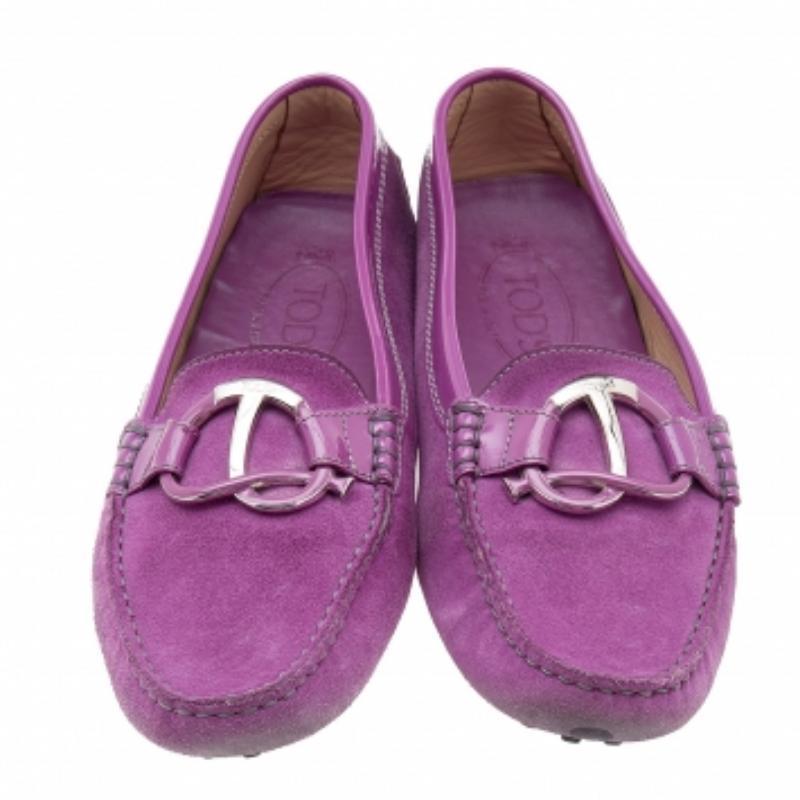 Gris Tod's - Mocassins en daim violet ornés d'une bordure en cuir verni, taille 38 en vente