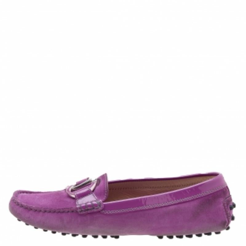Tod's - Mocassins en daim violet ornés d'une bordure en cuir verni, taille 38 État moyen - En vente à Dubai, Al Qouz 2