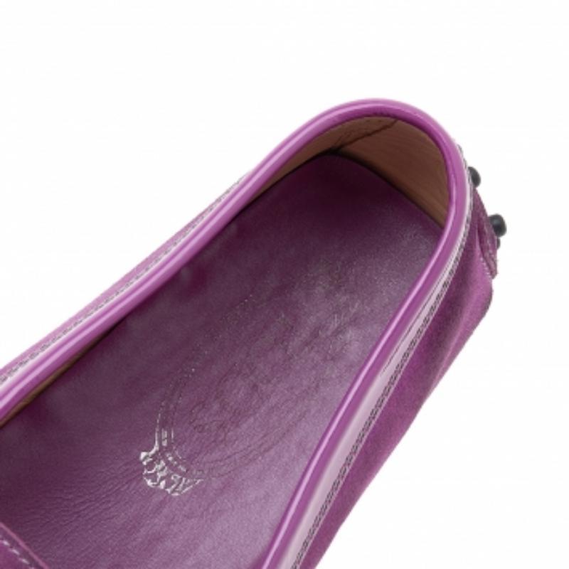Tod's - Mocassins en daim violet ornés d'une bordure en cuir verni, taille 38 Pour femmes en vente