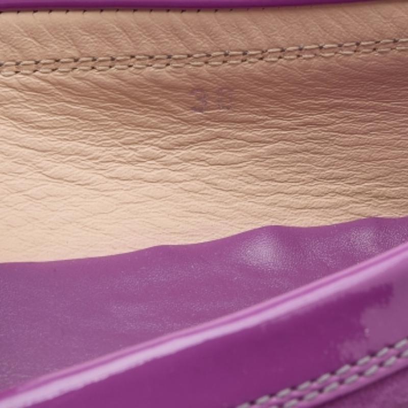 Tod's - Mocassins en daim violet ornés d'une bordure en cuir verni, taille 38 en vente 1