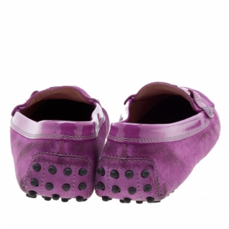 Tod's - Mocassins en daim violet ornés d'une bordure en cuir verni, taille 38 en vente 2