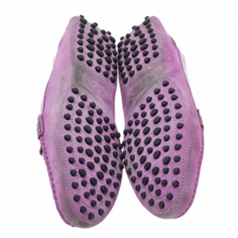 Tod's - Mocassins en daim violet ornés d'une bordure en cuir verni, taille 38 en vente 3