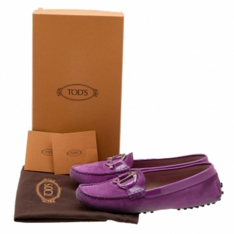 Tod's - Mocassins en daim violet ornés d'une bordure en cuir verni, taille 38 en vente 4
