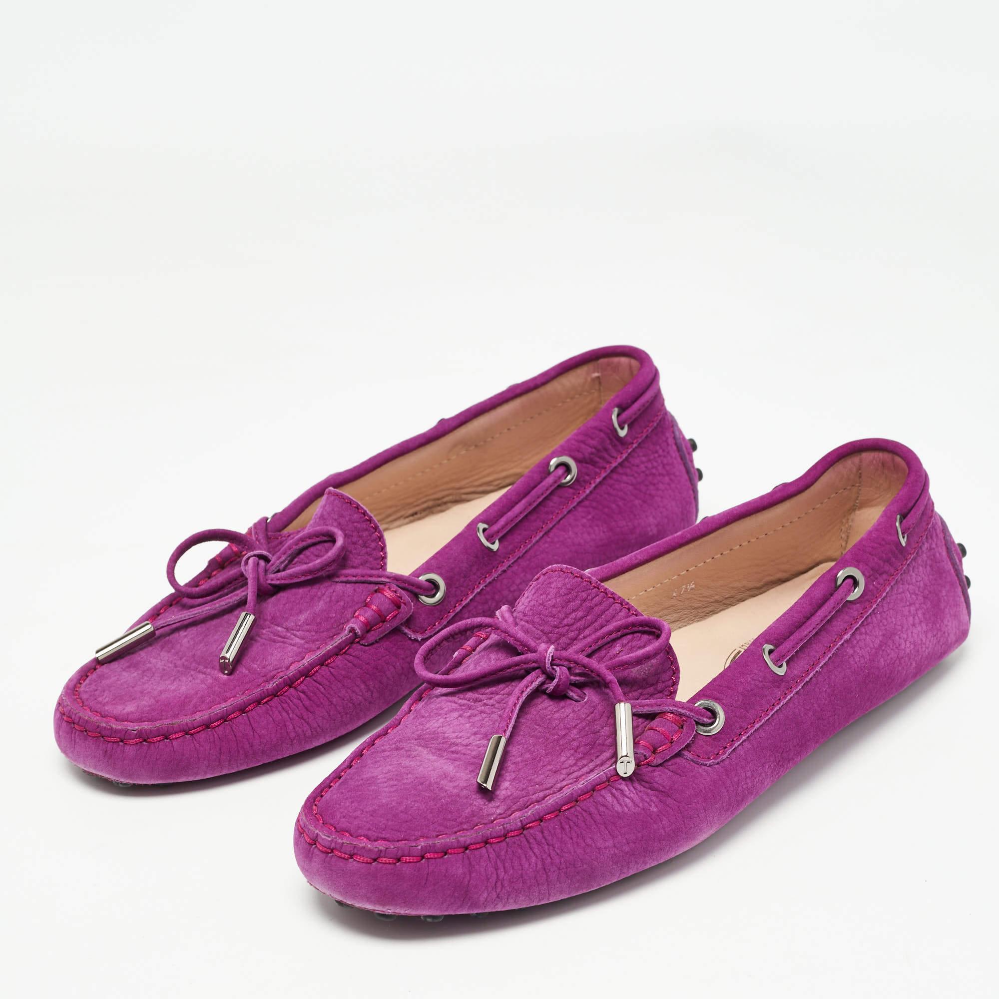 Para complementar a la perfección tus atuendos, te traemos este par de mocasines que sólo hablan de estilo. Los zapatos se han fabricado con destreza y se han diseñado para que sean fáciles de calzar. Son la elección perfecta para complementar tu