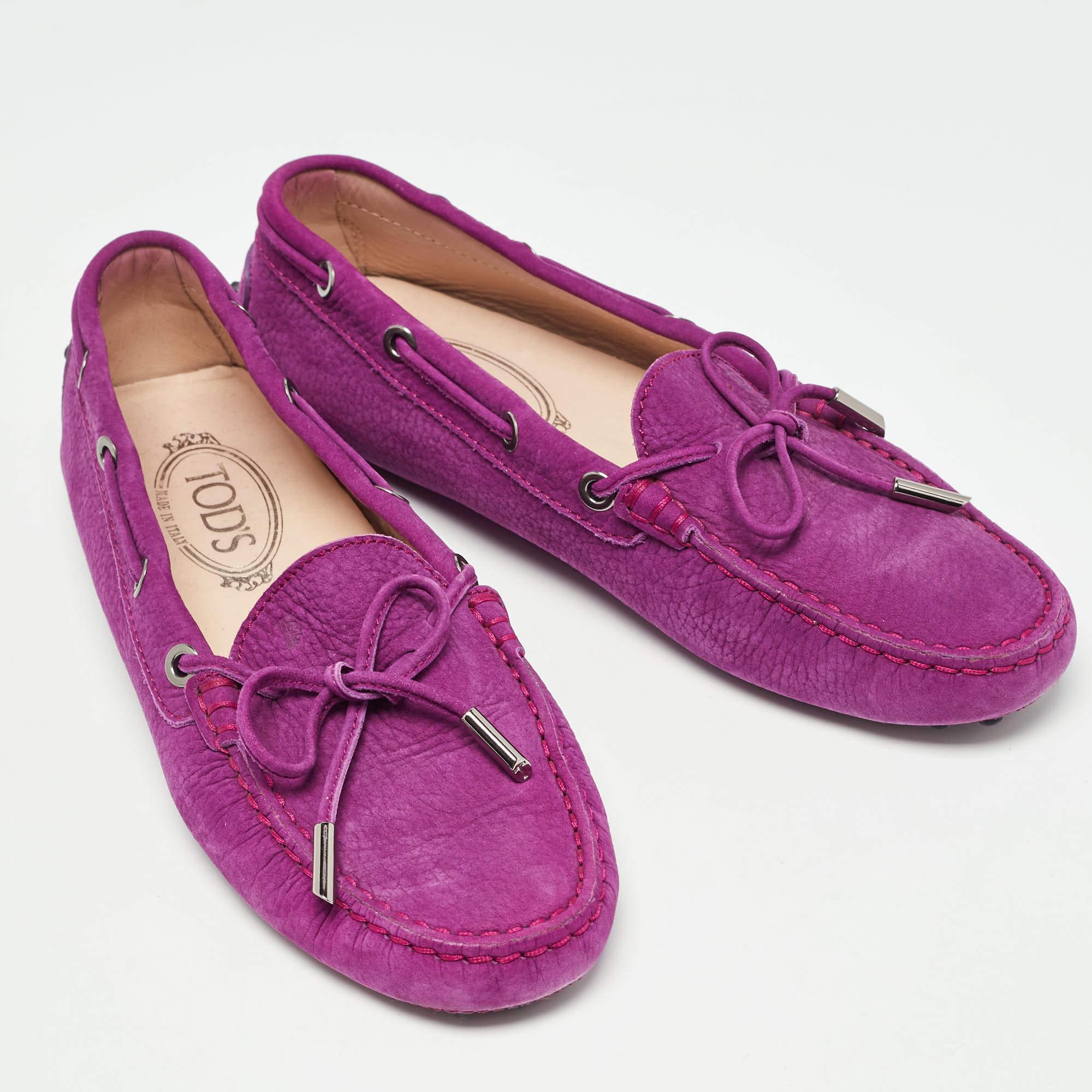 Tod's Mocasines Gommino de Ante Morado Talla 37.5 en Bueno estado para la venta en Dubai, Al Qouz 2