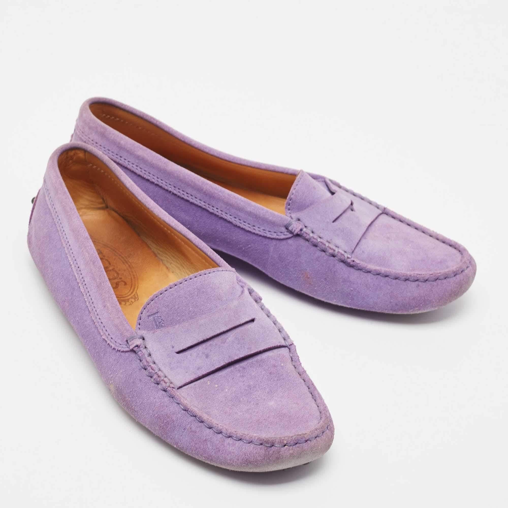 Mocassini Tod's in pelle scamosciata viola Taglia 38 In condizioni buone a Dubai, Al Qouz 2