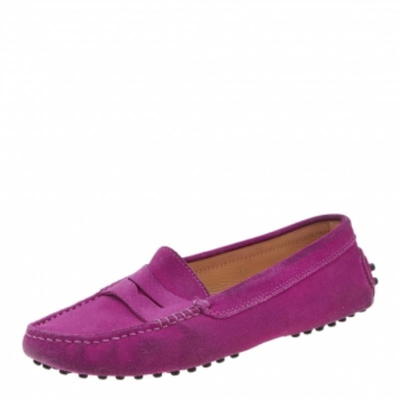 Le véritable luxe est une combinaison d'artisanat exquis et de confort qui s'est bien traduite dans ces mocassins Tod's. Elles ont été réalisées en daim souple et sont surmontées de brides en penny. La semelle est également ornée des cailloux en