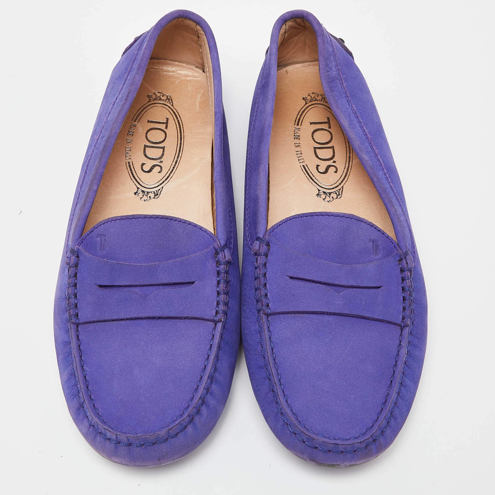 Tod's Purple Suede Penny Slip On Loafers Size 36 In Good Condition For Sale In Dubai, Al Qouz 2