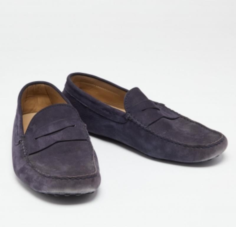 Le véritable luxe est une combinaison d'artisanat exquis et de confort qui s'est bien traduite dans ces mocassins Tod's. Elles ont été réalisées en daim souple et sont surmontées de brides en penny. La semelle est également ornée des cailloux en