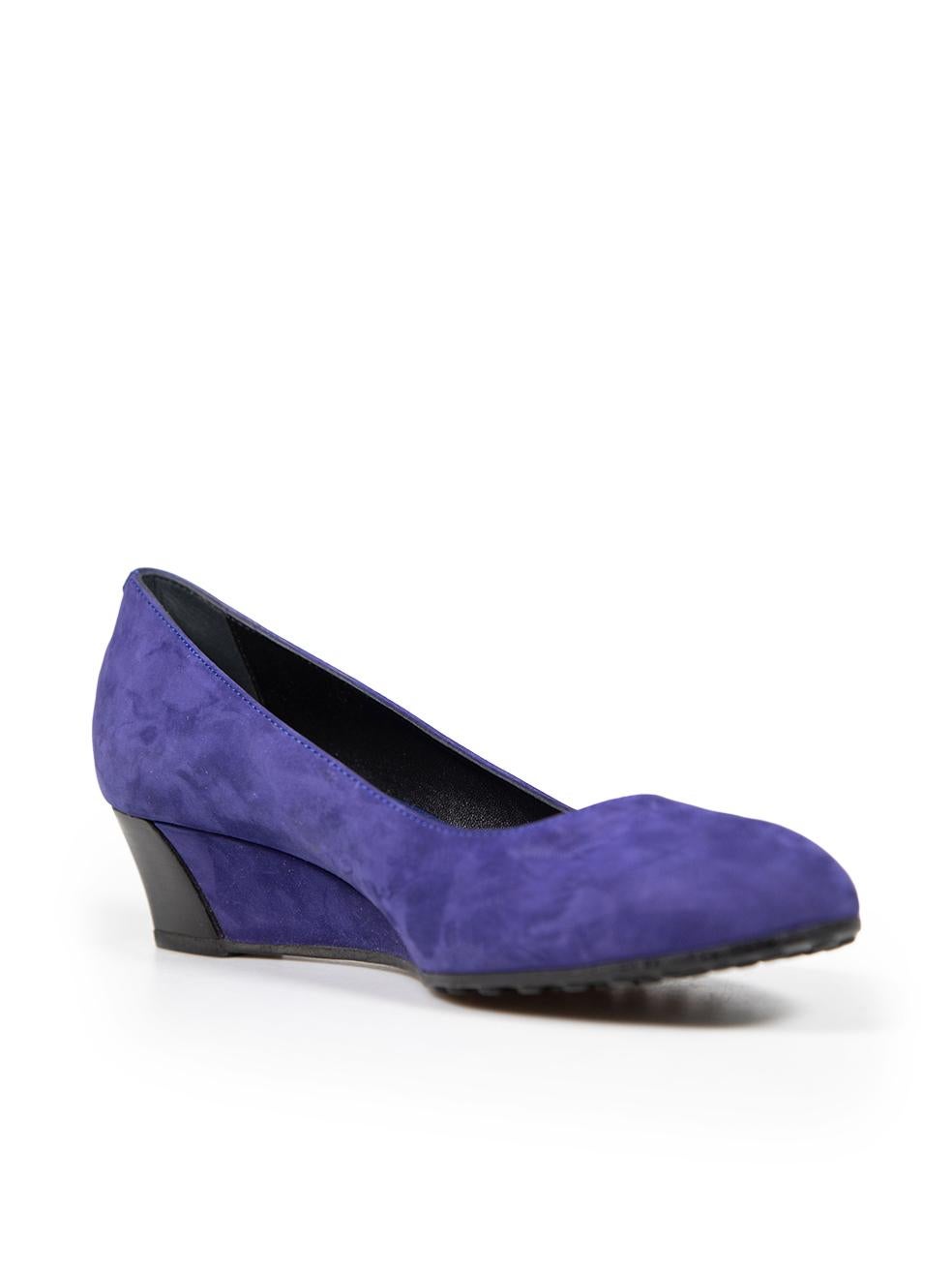 CONDITION is Very good. Minimal wear to the wedges is evident. Light scratches and indents to the sides and back of both shoes and to the heels of the right shoe on this used Tod's designer resale item.
 
 
 
 Details
 
 
 Purple
 
 Suede
 
 Wedge