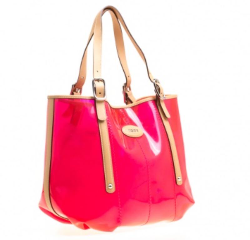 Tod's Fourre-tout en PVC et cuir rouge/beige Bon état - En vente à Dubai, Al Qouz 2