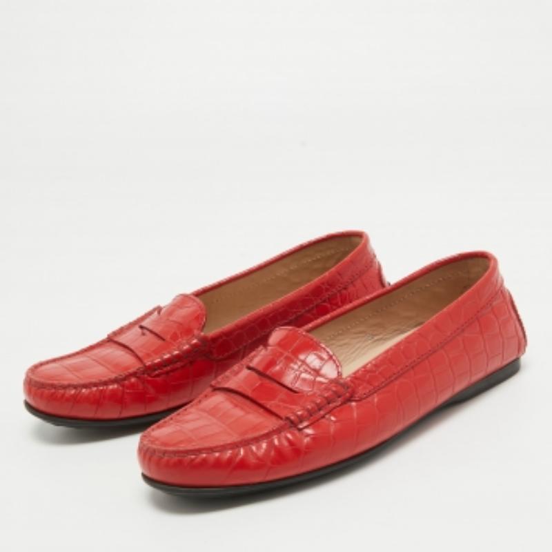 Ces mocassins de créateur signés Tod's seront votre paire préférée pour vos looks décontractés. Fabriquées en cuir, elles ont des orteils recouverts et des semelles en caoutchouc.