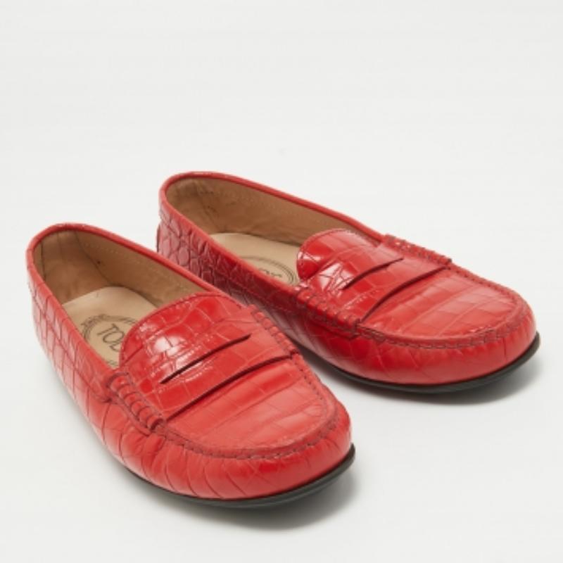 Tod's - Mocassins en cuir rouge gaufré Taille 36 Bon état - En vente à Dubai, Al Qouz 2