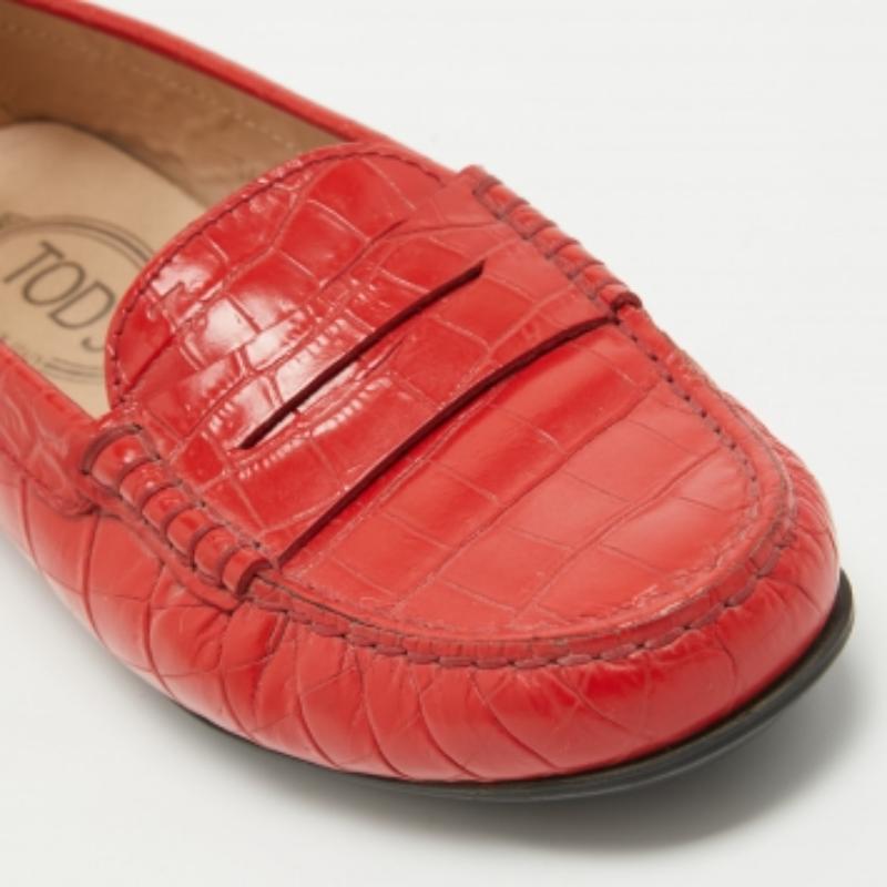 Tod's - Mocassins en cuir rouge gaufré Taille 36 Pour femmes en vente