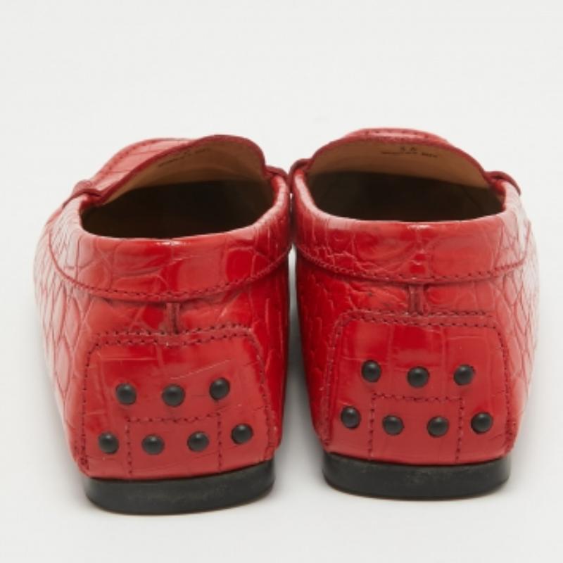 Tod's - Mocassins en cuir rouge gaufré Taille 36 en vente 1
