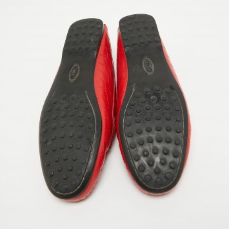 Tod's - Mocassins en cuir rouge gaufré Taille 36 en vente 2