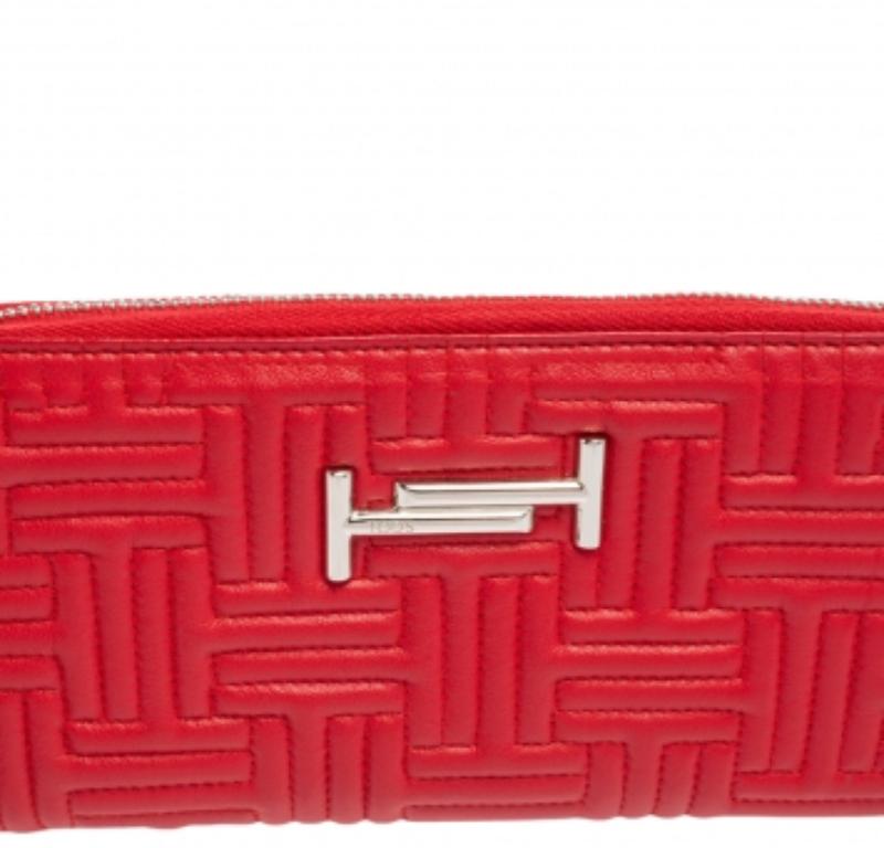 Tod's Red Leather Double T Zip Around Continental Wallet In Fair Condition For Sale In Dubai, Al Qouz 2