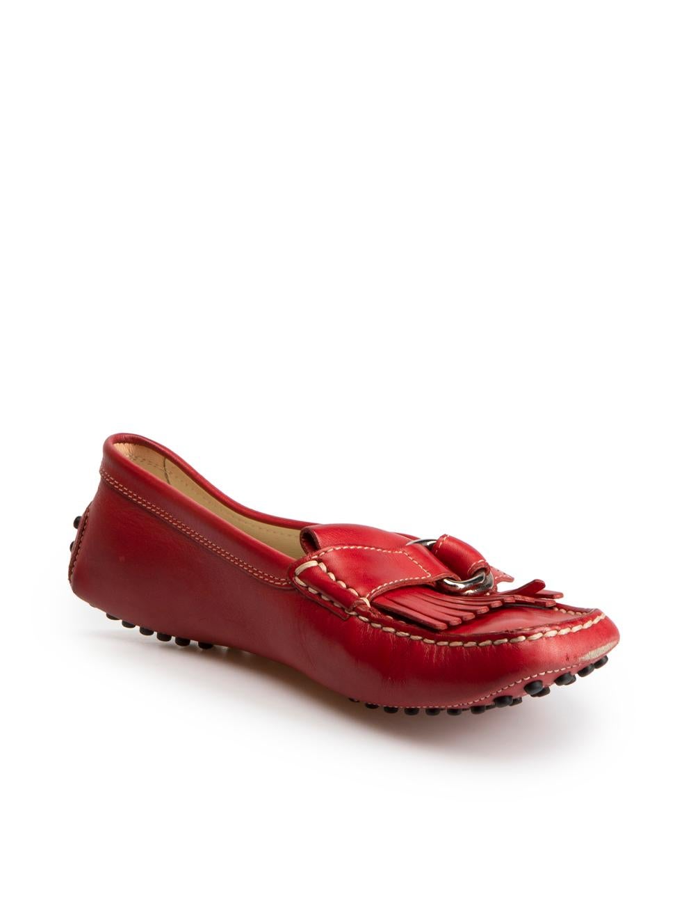 CONDITION is Good. General wear to flats is evident. Moderate signs of wear to with mild abrasion seen at both the heels and toes. Noticeable discolouration of both the exterior and insole leathers on this used Tod's designer resale item.
 
