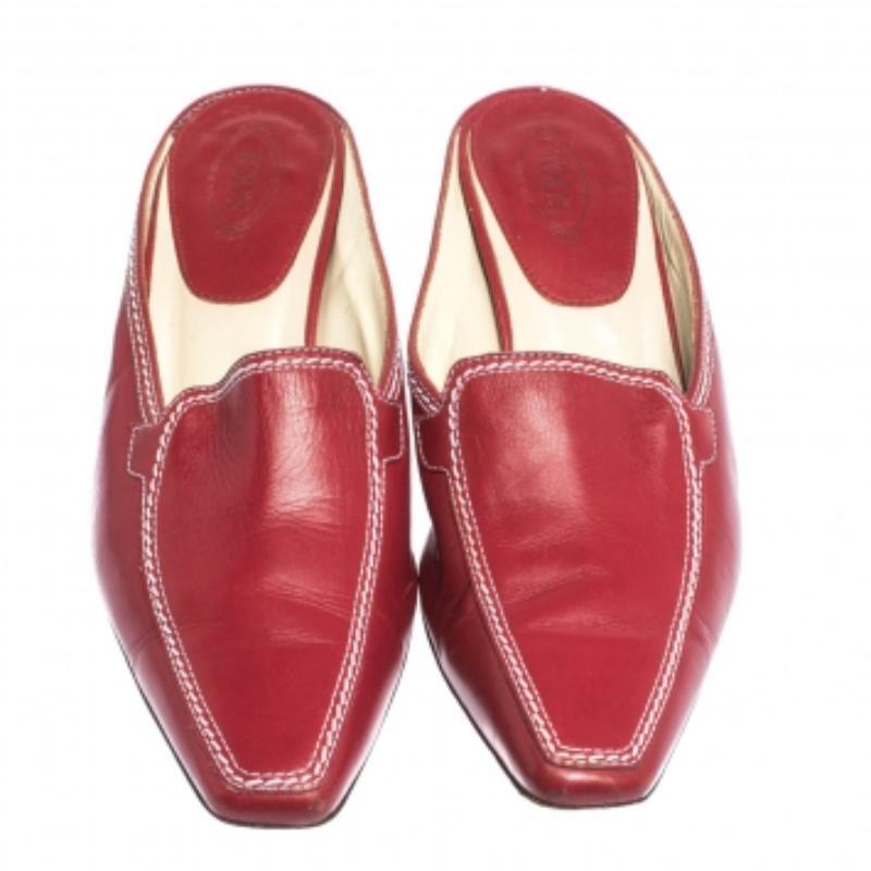 Marrone Loafer Slide Kitten Heel Mules di Tod's in pelle rossa taglia 37 in vendita