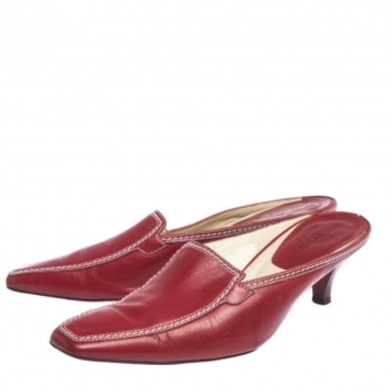 Loafer Slide Kitten Heel Mules di Tod's in pelle rossa taglia 37 In condizioni discrete in vendita a Dubai, Al Qouz 2