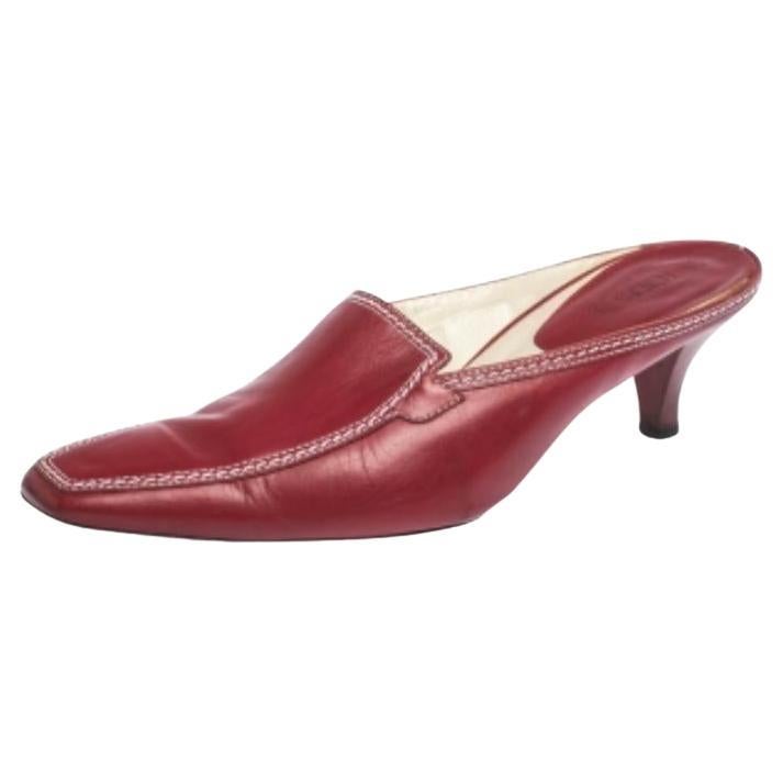 Loafer Slide Kitten Heel Mules di Tod's in pelle rossa taglia 37 in vendita